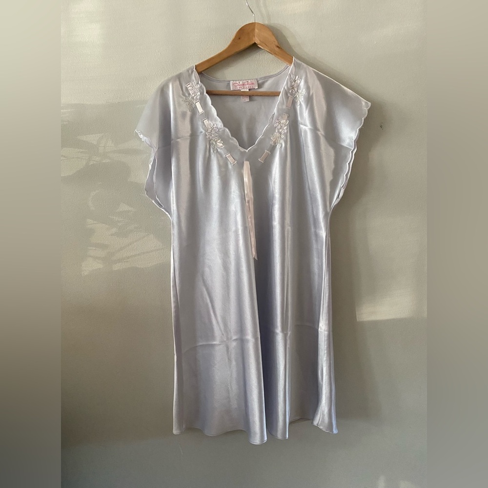 Oscar de la Renta Nightgown size L pristine spotless looks new condition